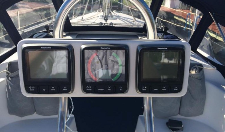 31 Catalina Helm w/ Instruments