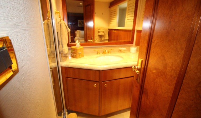 103 Westport Starboard Guest Bath