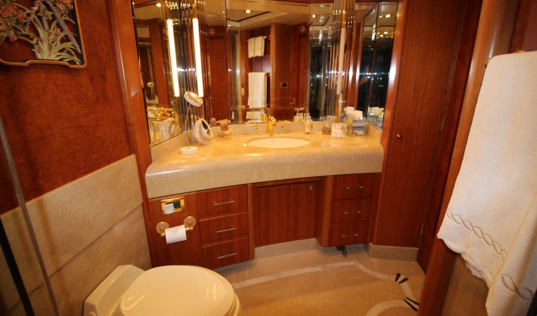 103 Westport Master Stateroom En Suite Bath