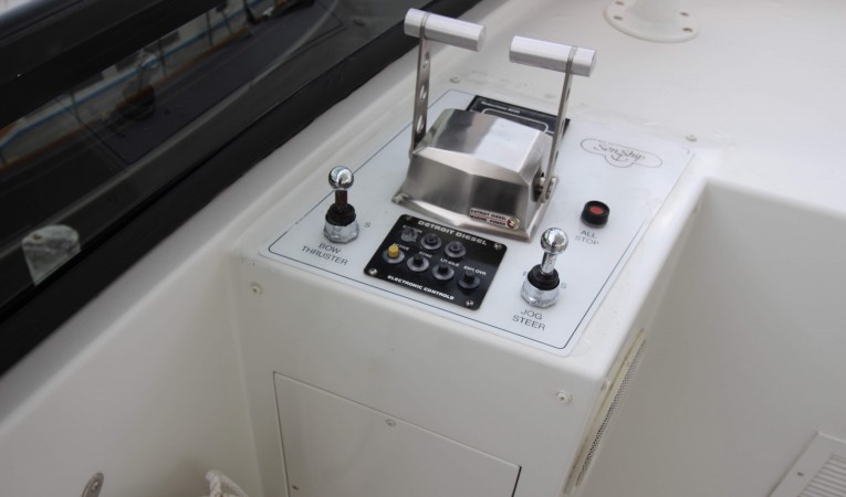 103 Westport Flybridge - Wing Controls