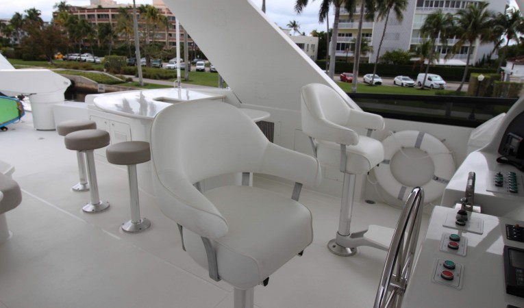 103 Westport Flybridge - Helm