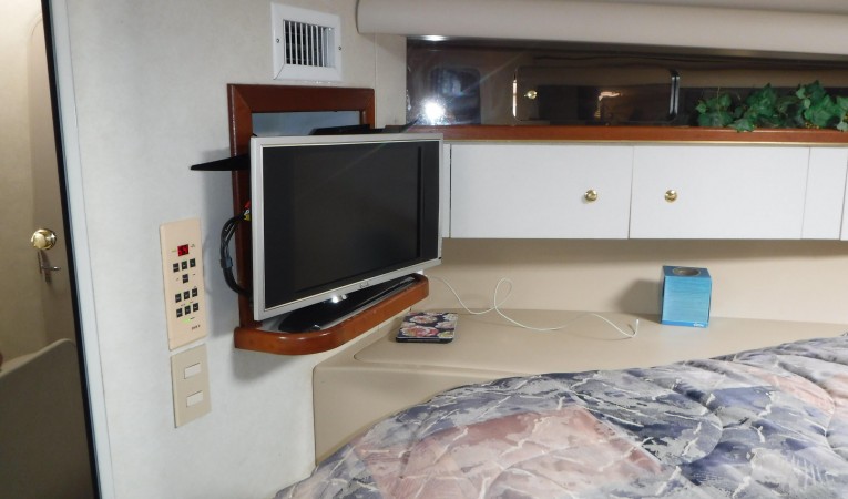 42 Cruisers Yachts MASTER TV