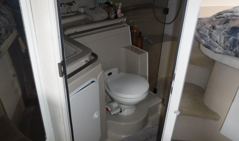 42 Cruisers Yachts Master head