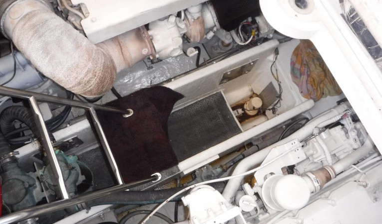 42 Cruisers Yachts ENGINE ROOM