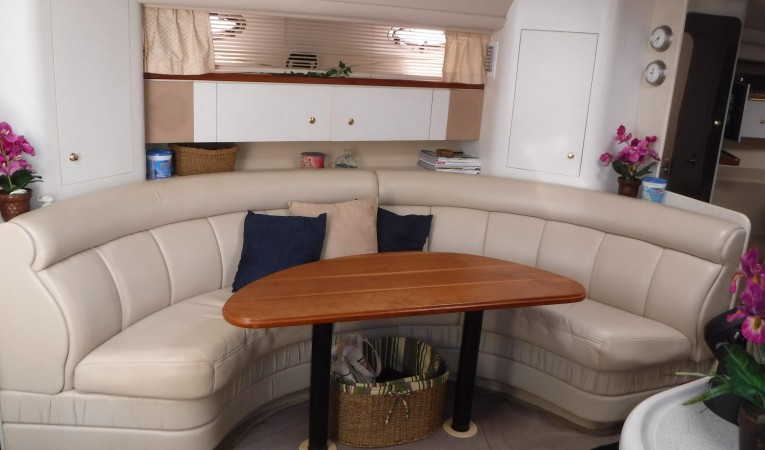 42 Cruisers Yachts SALON SETEE