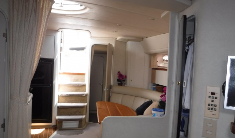 42 Cruisers Yachts Salon looking aft
