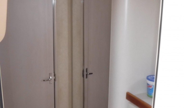 42 Cruisers Yachts Mid cabin dressing area.
