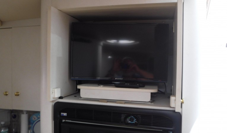 42 Cruisers Yachts Main salon TV