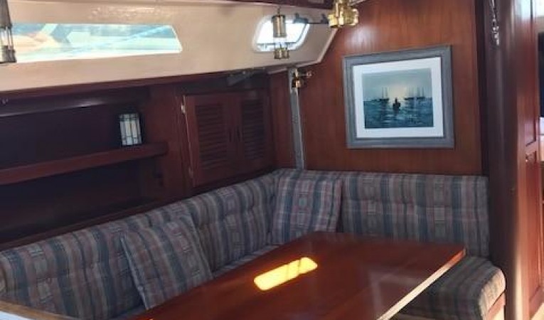 38 Catalina Dining table