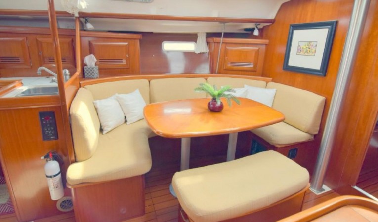 39 Beneteau Salon Dinette