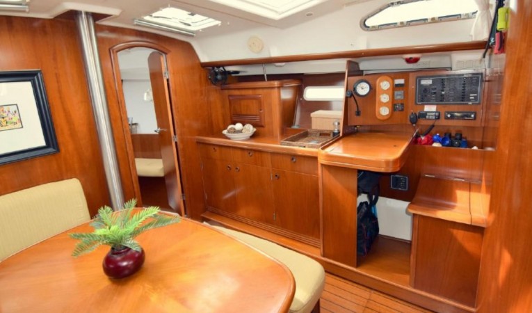 39 Beneteau Salon Dinette 2