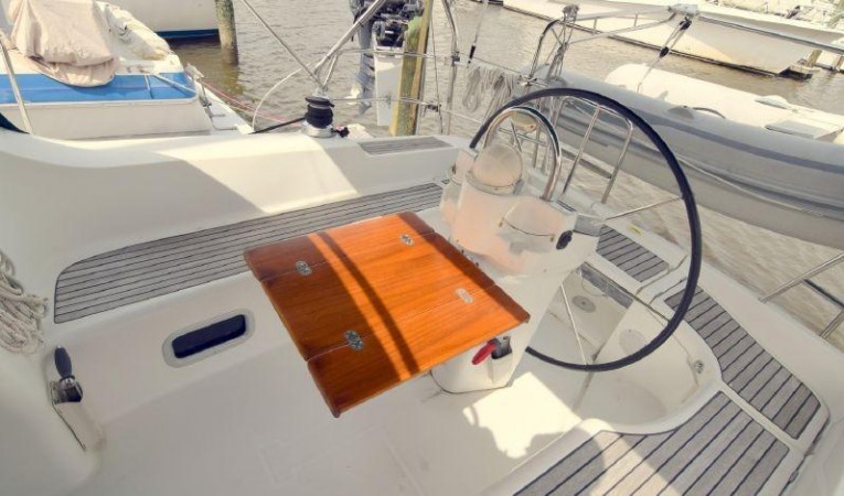 39 Beneteau Cockpit table