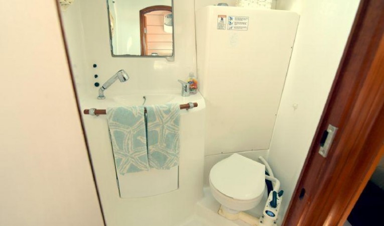 39 Beneteau Guest Head