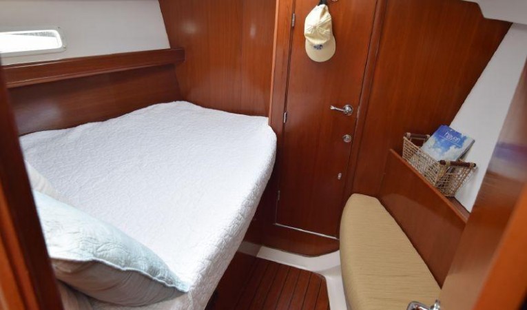 39 Beneteau Guest Stateroom looking forward