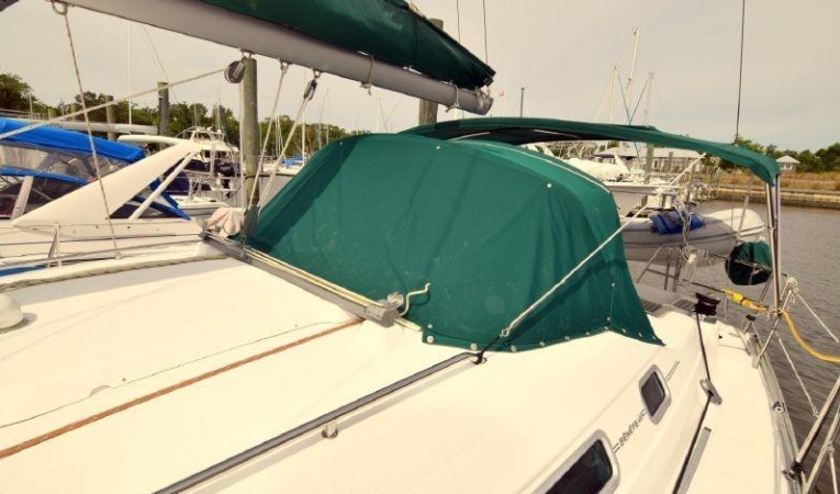 39 Beneteau Dodger looking aft