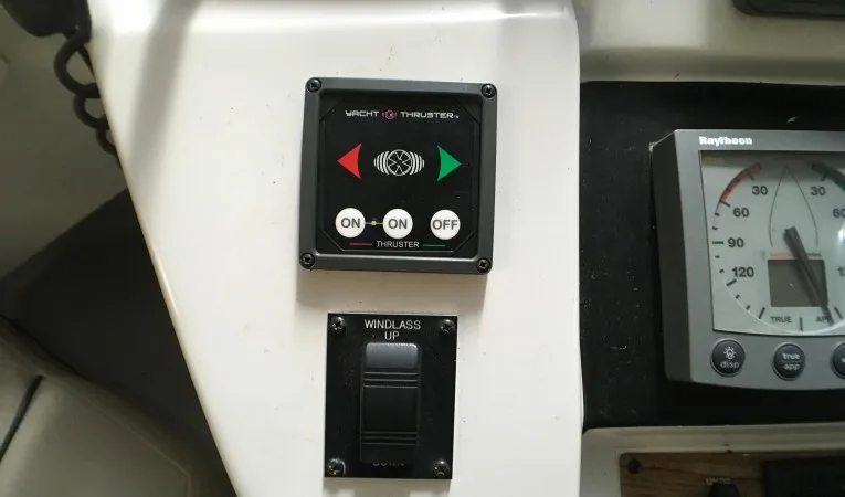 39 Mainship Bow and Stern thruster flybrige controls