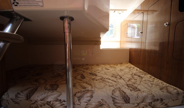 31 Pursuit Aft Berth