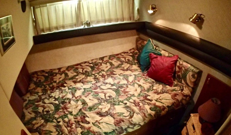 45 Bayliner Amidships Guest Stateroom