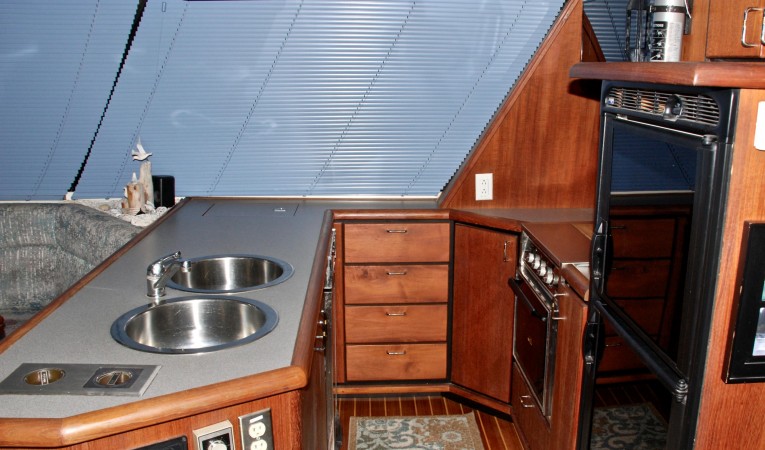45 Bayliner U-Shape Galley