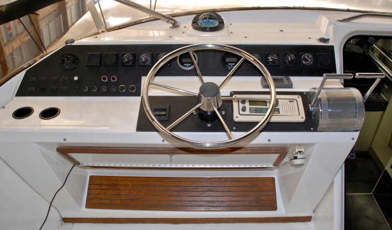45 Bayliner Flybridge Helm