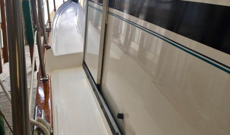 45 Bayliner Wide Weather Deck Starboard