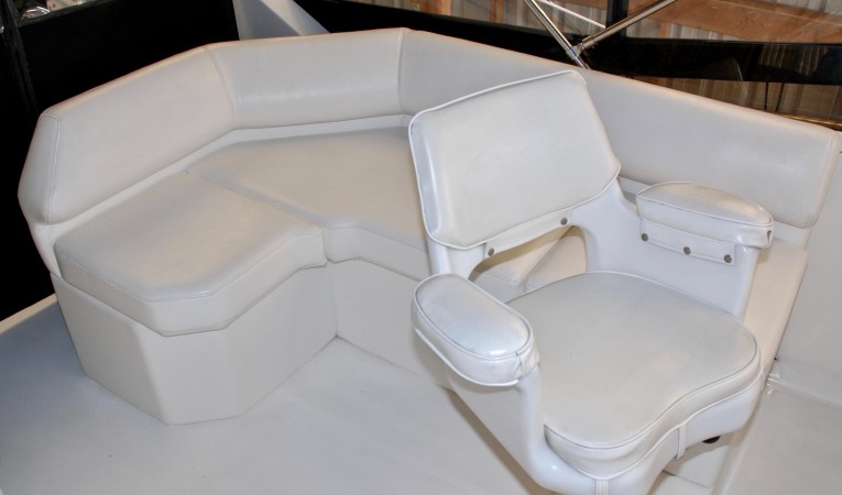 45 Bayliner Flybridge Port Aft