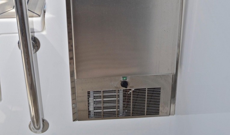 58 Leopard Cockpit ice-maker and Stereo remote