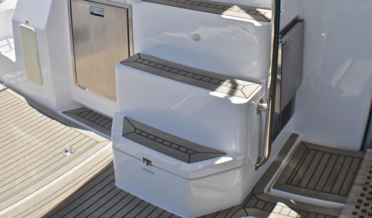 58 Leopard Easy steps to flybridge