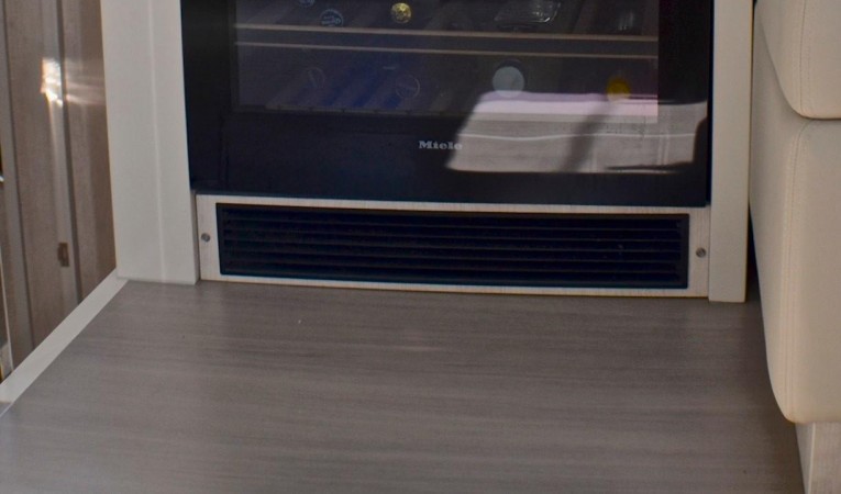 58 Leopard Wine fridge in Salon