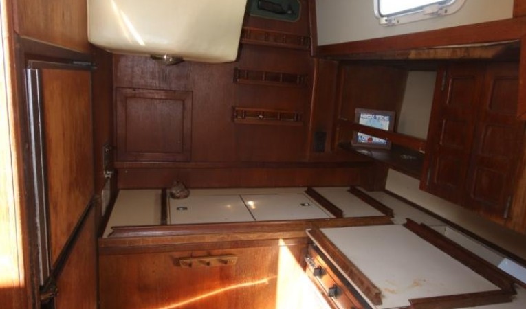 43 Endeavour Complete galley