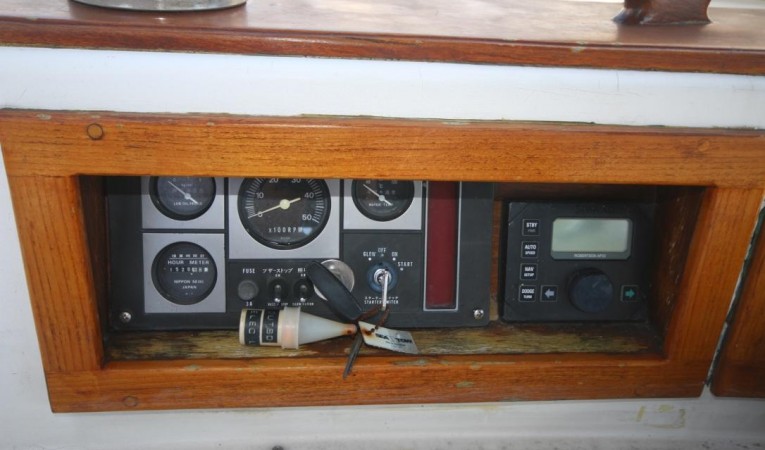 43 Endeavour Engine instrument panel