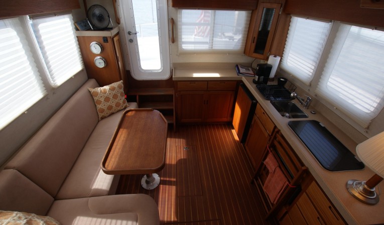 32 Nordic Tugs salon