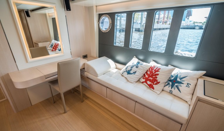 72 Absolute Desk and Lounge Seating