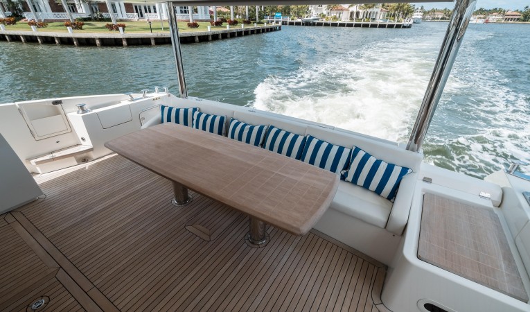 72 Absolute Seating, Dinette, and Electric Shade