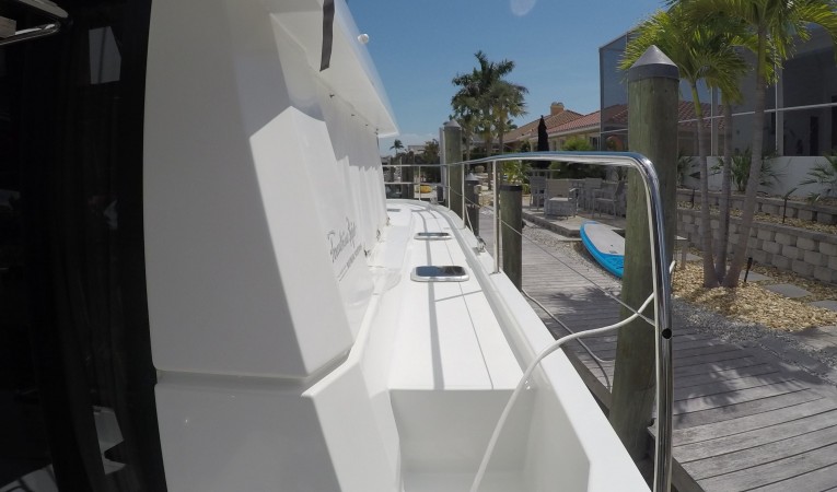 37 Fountaine Pajot Starboard walkway