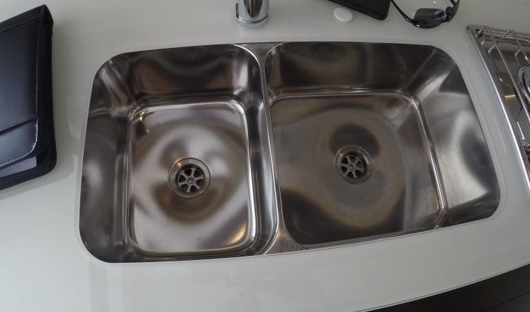 37 Fountaine Pajot Double sink