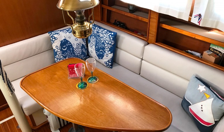 38 Irwin Starboard Dinette