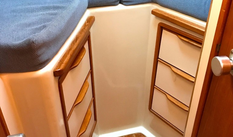 38 Irwin Forward V-Berth