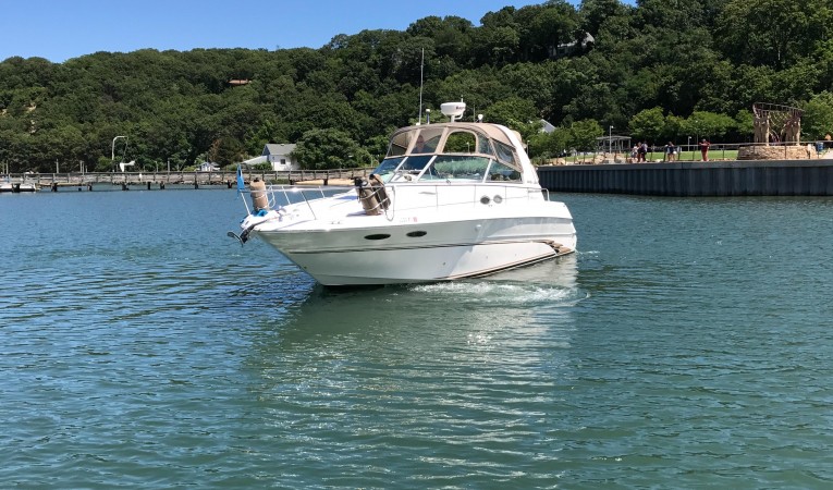 31 Sea Ray Port Bow