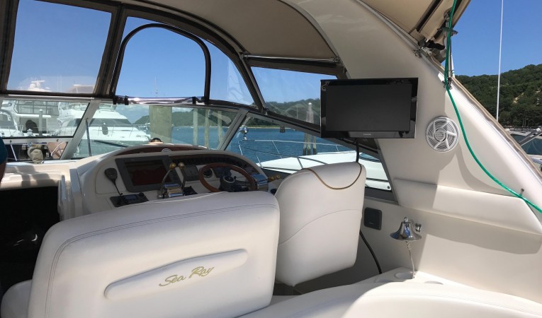 31 Sea Ray Added Cockpit TV