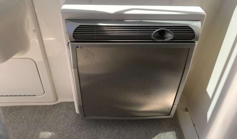31 Sea Ray Added Refrigerator