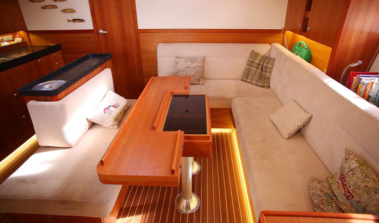 51 Hanse Dinette - open table