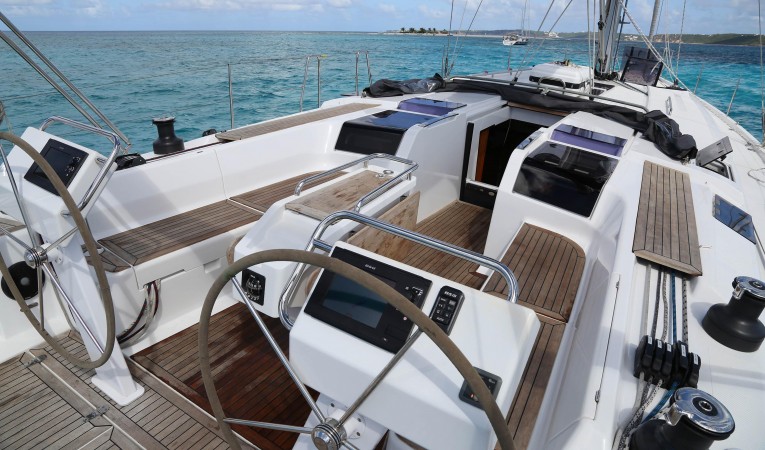 51 Hanse Cockpit - Lines led aft