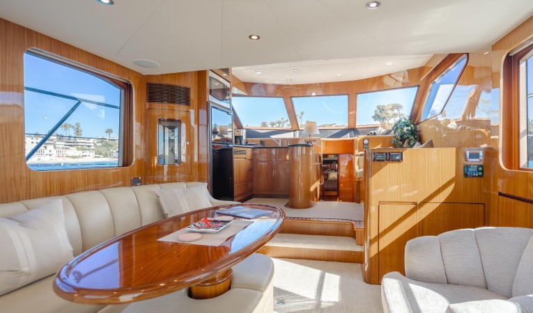 52 Ocean Alexander Main Salon Forward