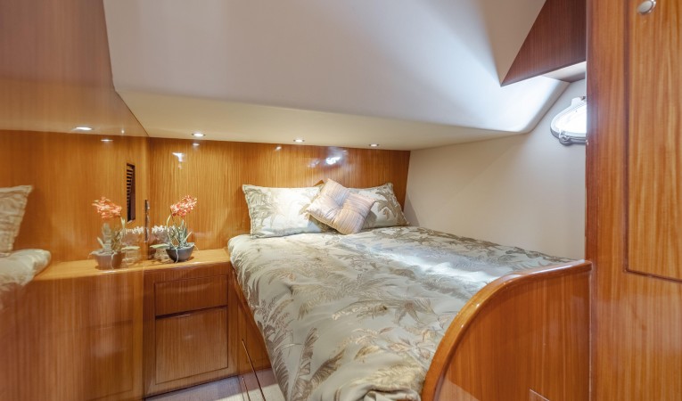 52 Ocean Alexander Guest Stateroom to Port