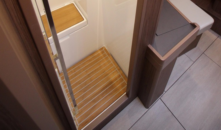 57 Beneteau Master shower