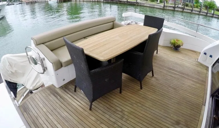 60 Pearl Alfresco Dining Area on the Stern
