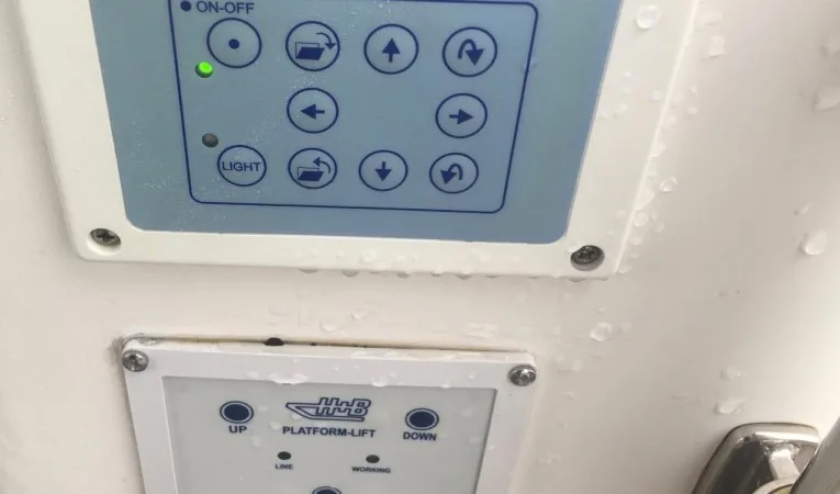 60 Pearl Passerelle and Swim Platform Controls