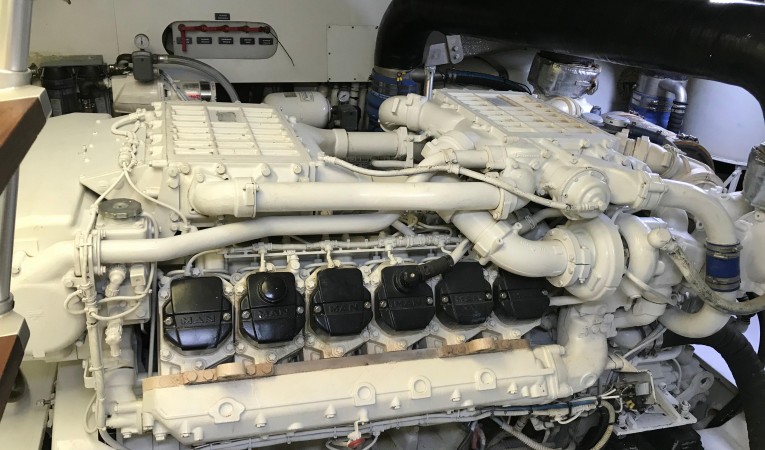62 Pershing Starb. Engine