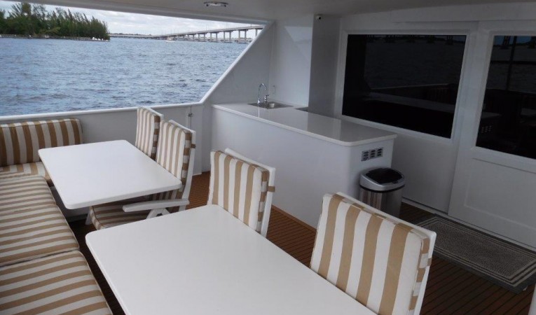 100 Broward Aft Deck & Wet Bar